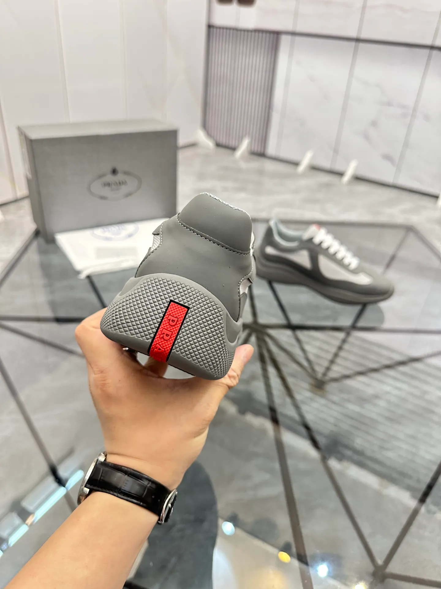 Men's shoes: 💰P360¥ Product trademark: Prada *"Prada*" low-top casual shoes Regular size: 35-47 (can be customized to 48) couple style Product materials: imported silk leather upper, breathable lining, original outsole. Number: 943